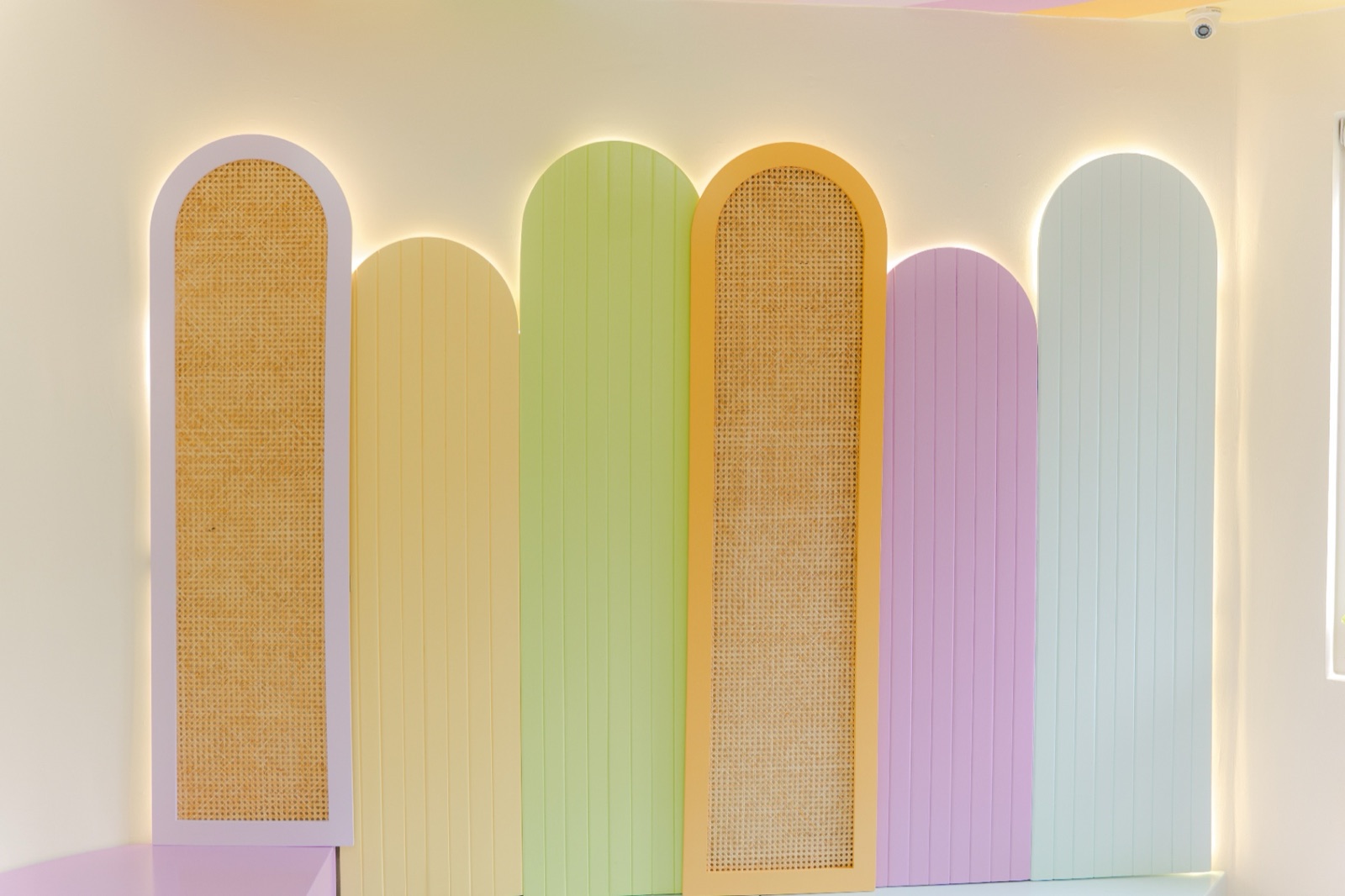 Panel de arcos pastel retroiluminado