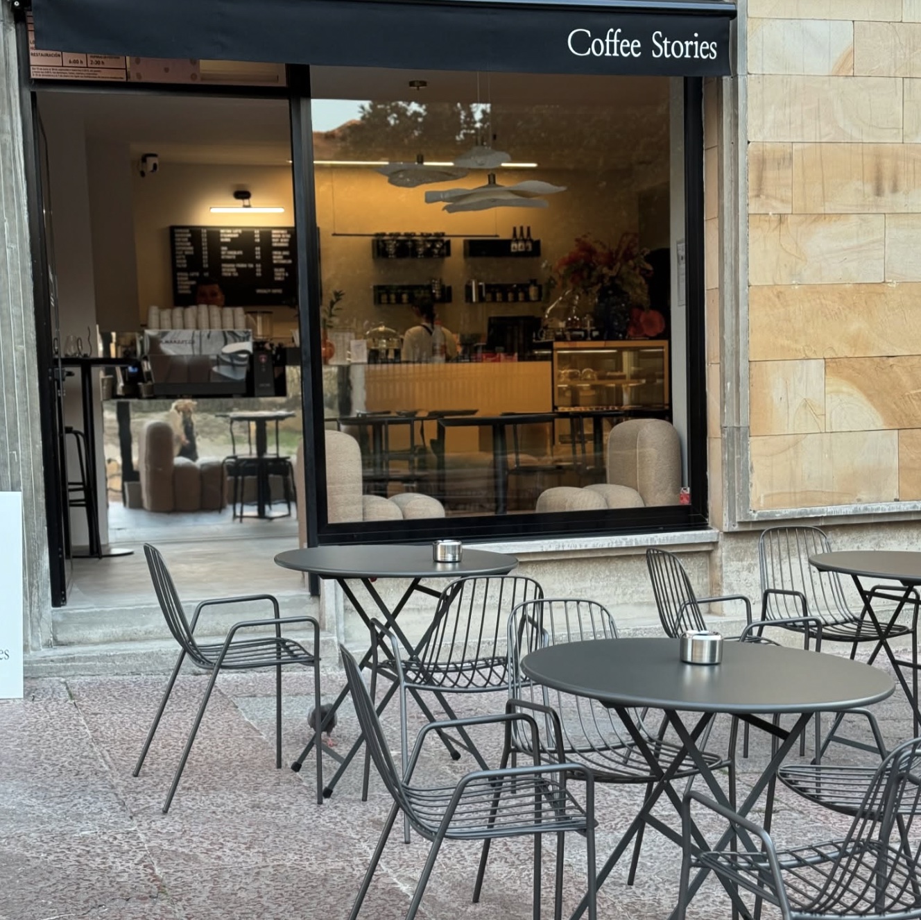 Fachada y terraza de Coffee Stories en la plaza de la Catedral de Oviedo