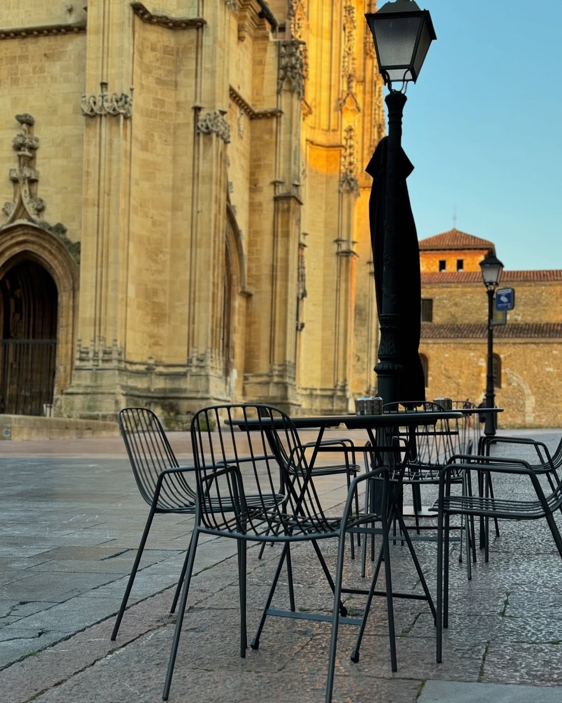 Terraza de Coffee Stories con la Catedral de Oviedo al fondo