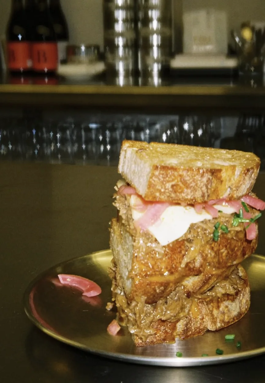 Bocadillo de carrilleras al vino tinto con pan de masa madre