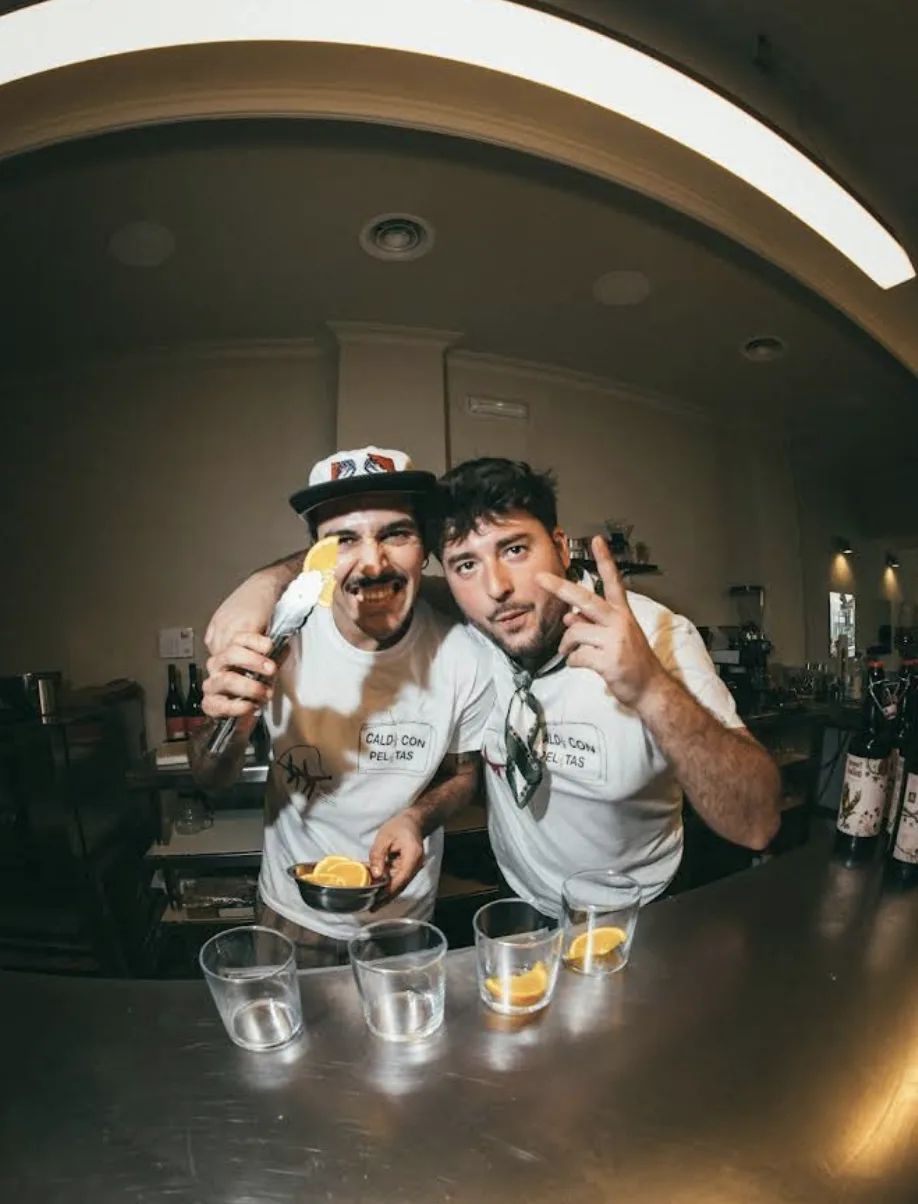 El equipo de Gluttoni haciendo el ganso detrás de la barra