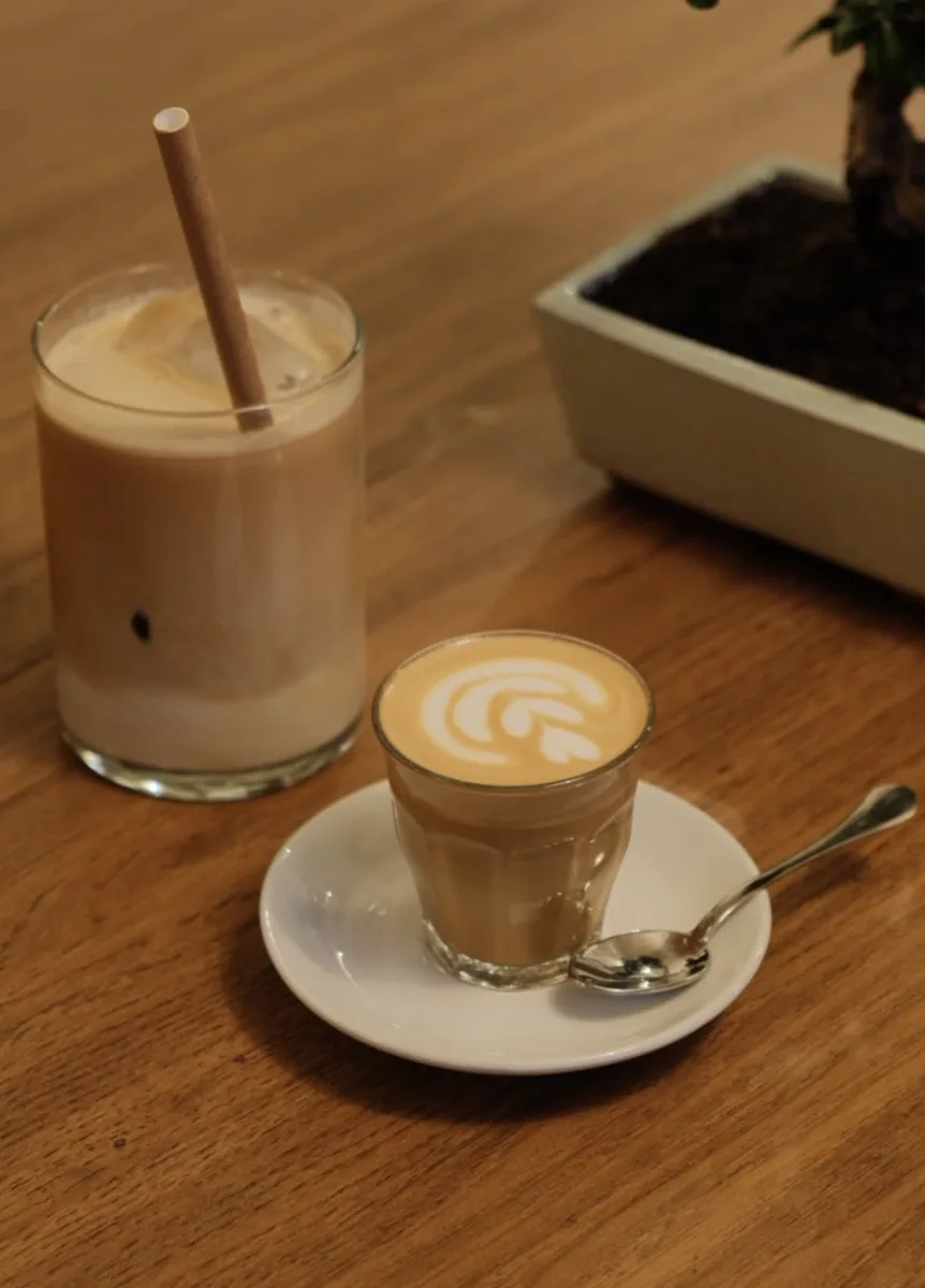 Iced latte y cortado con latte art