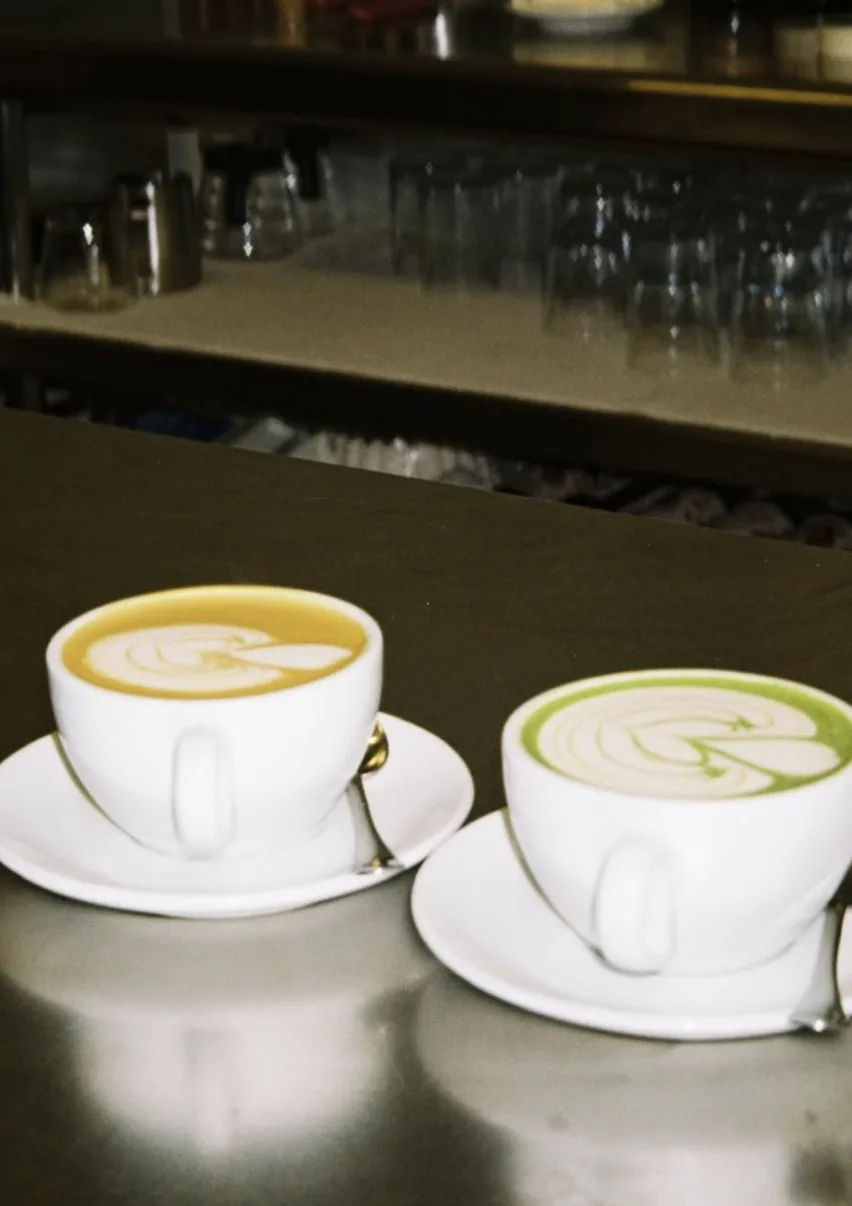 Latte de cúrcuma y matcha latte con latte art