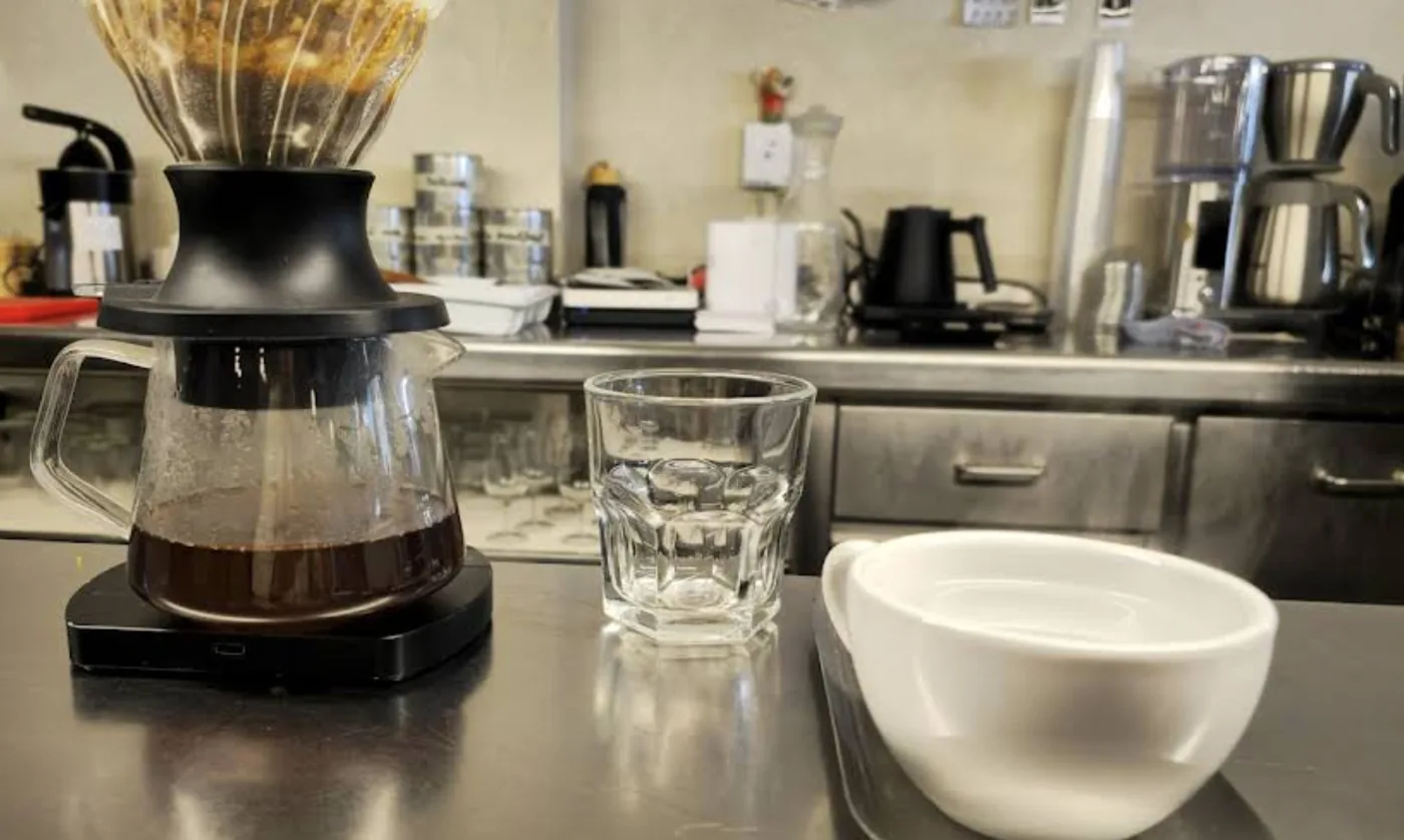 Café de filtro V60 preparándose en la barra