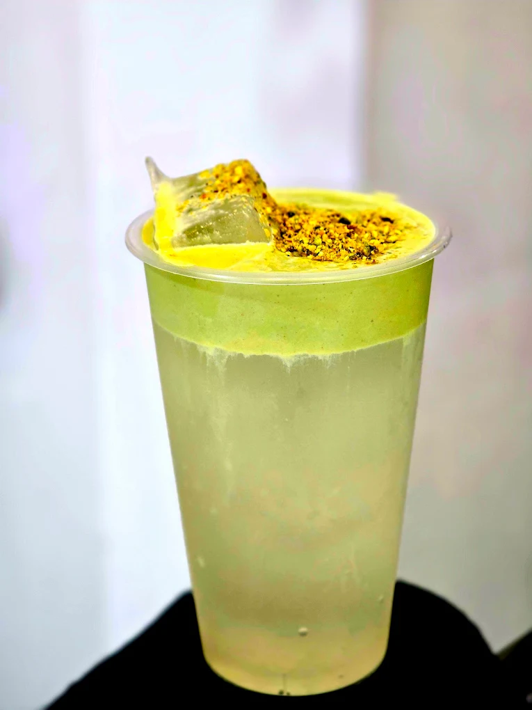 Agua de coco con sirope y topping de pistacho