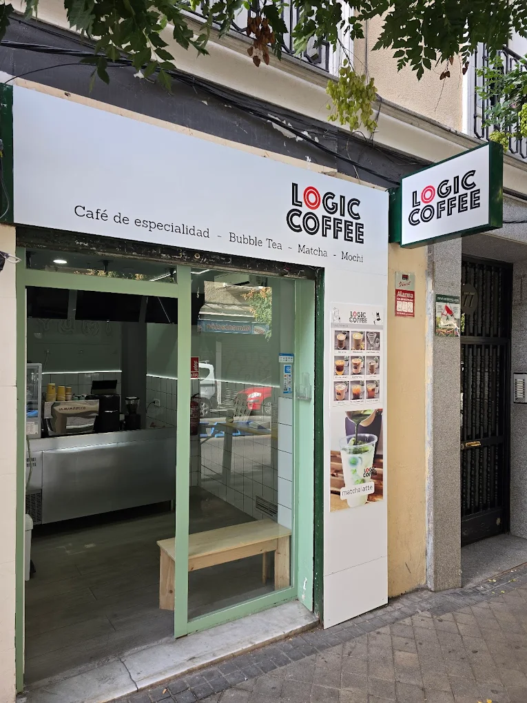 Fachada verde de Logic Coffee en Chamberí