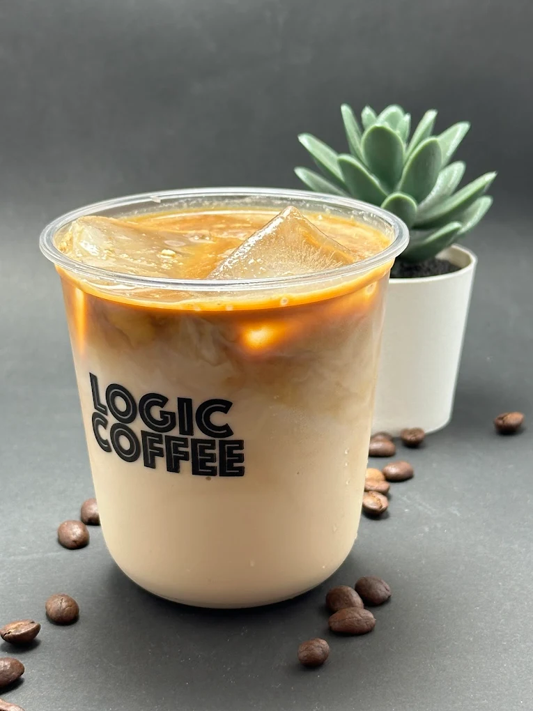 Iced latte con espresso vertido sobre leche fría