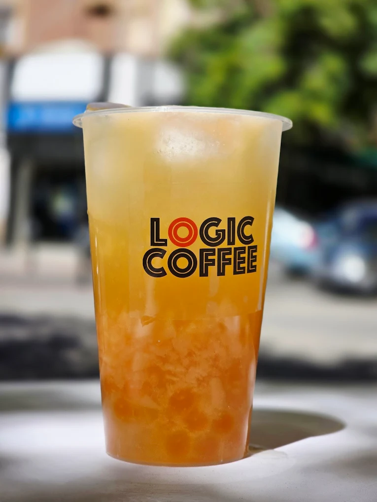 Té de melocotón con jazmín en vaso Logic Coffee