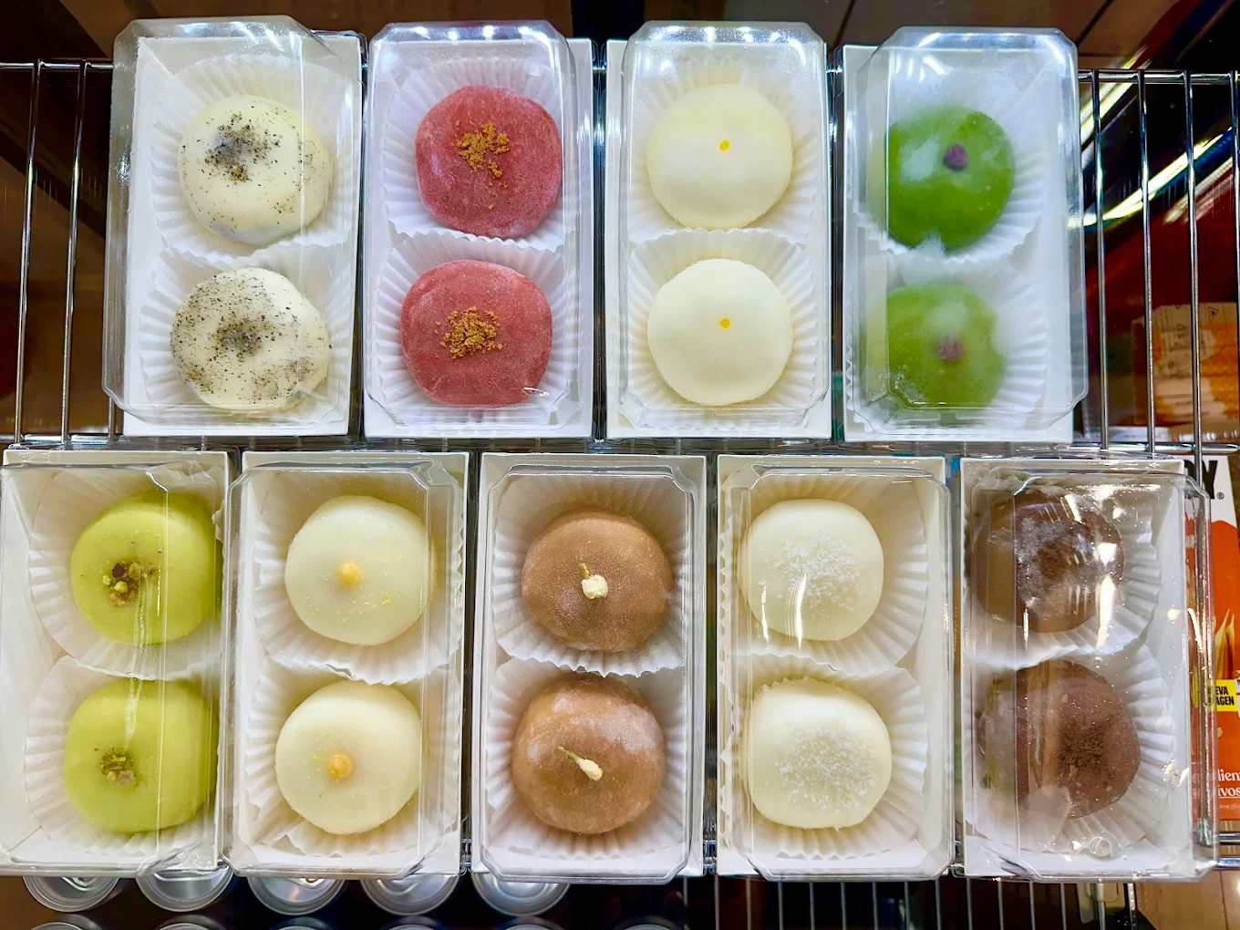 Bandejas de mochi casero de distintos sabores en la vitrina
