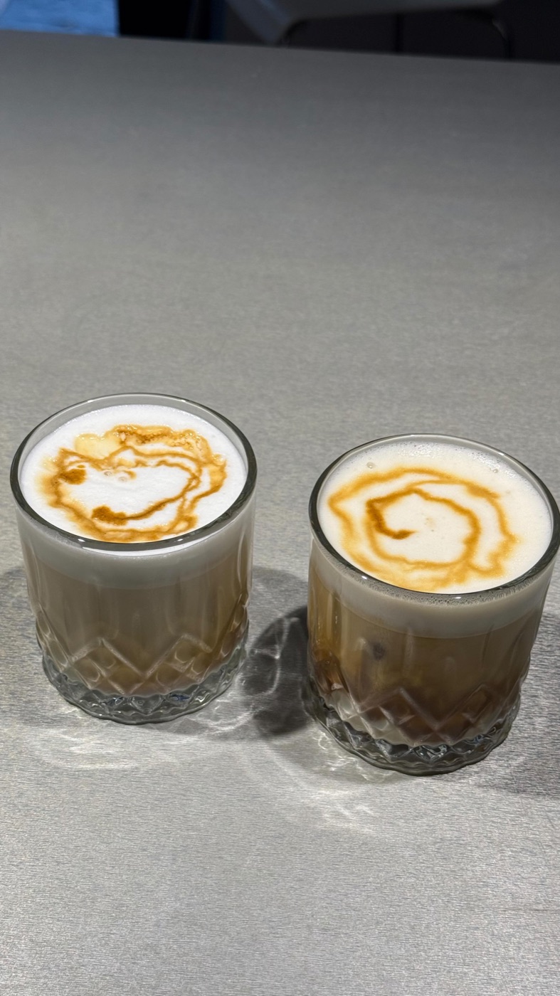 Dos iced caramel latte en vaso de cristal tallado