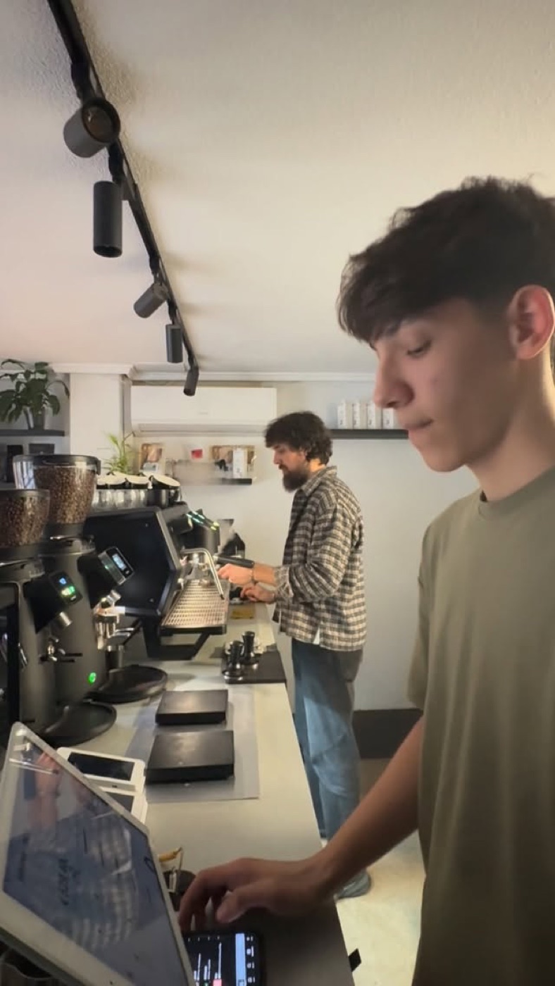 El equipo de MŌ trabajando en la barra