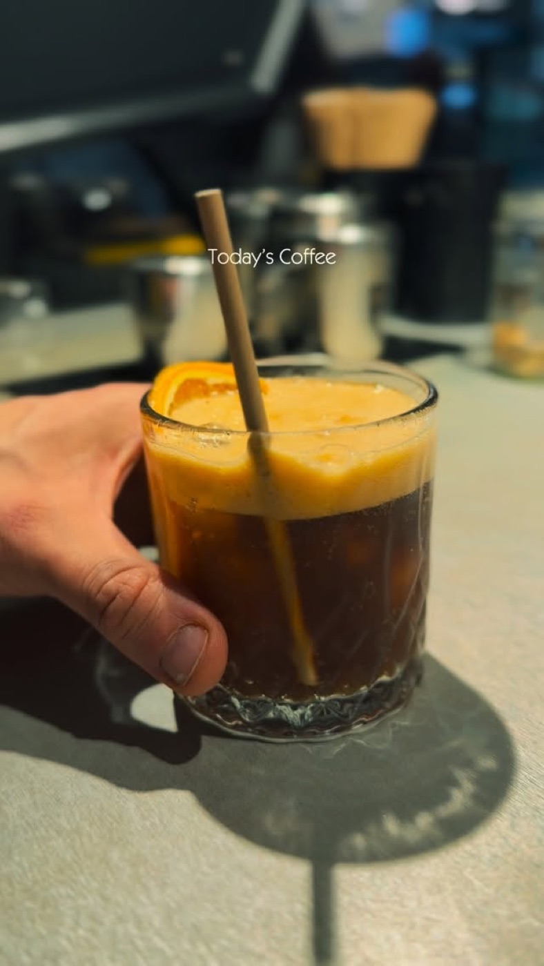Espresso tonic con naranja deshidratada, el café del día