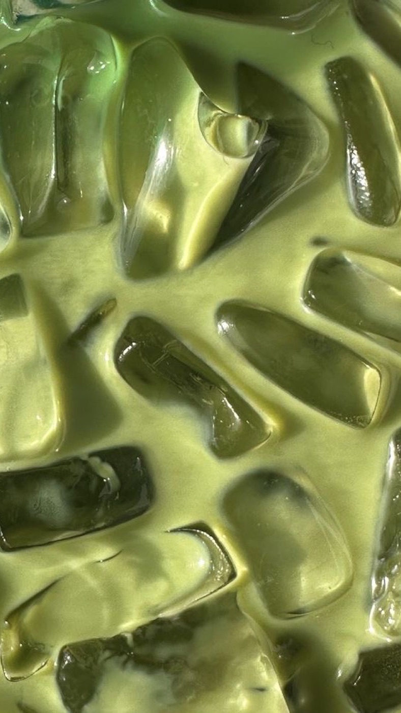 Detalle macro de matcha con hielo