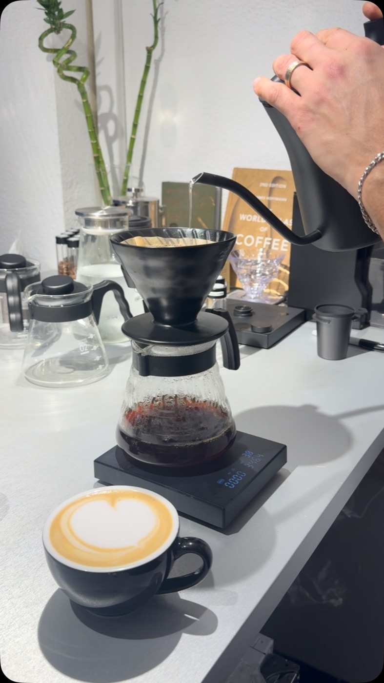 Preparación de café de filtro en V60 con báscula y kettle de cuello de cisne