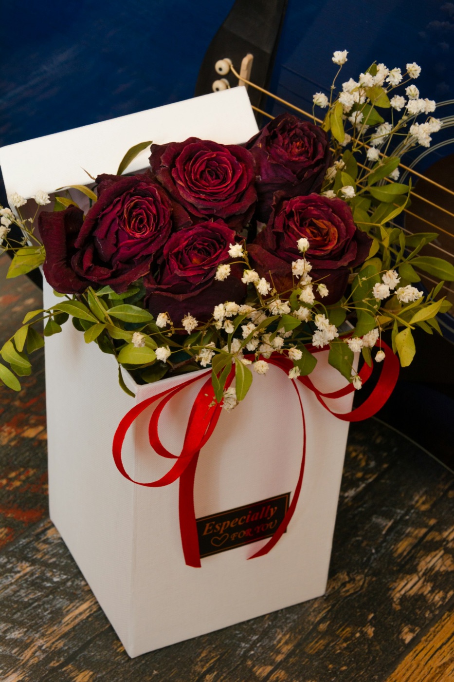 Centro de mesa elegante con rosas en jarrón blanco