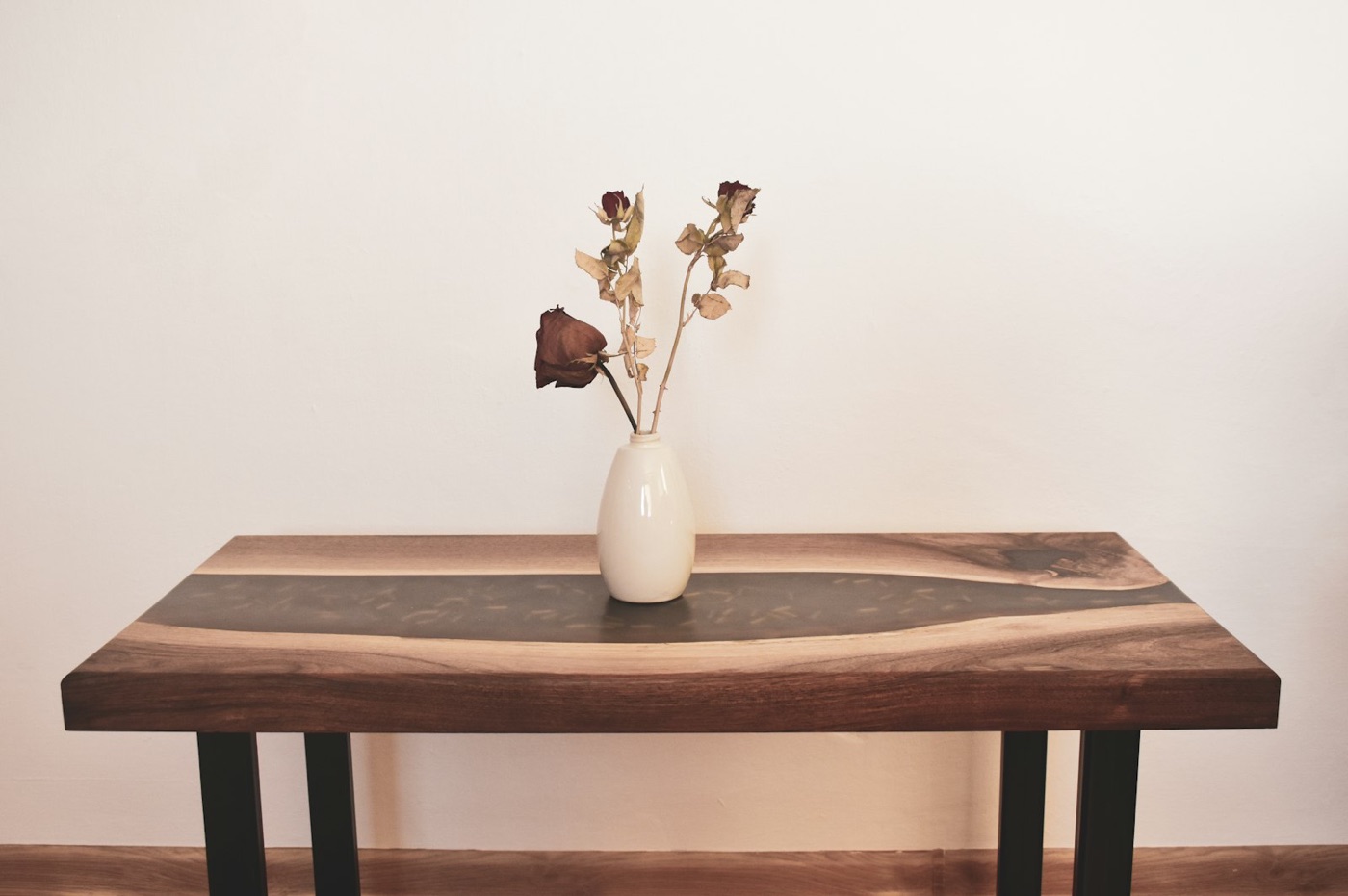 Centro de mesa rústico con flores sobre mesa de madera