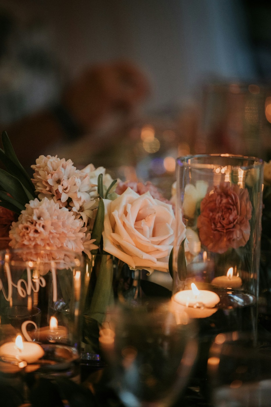 Centro de mesa elegante con rosas blancas y verde de eucalipto