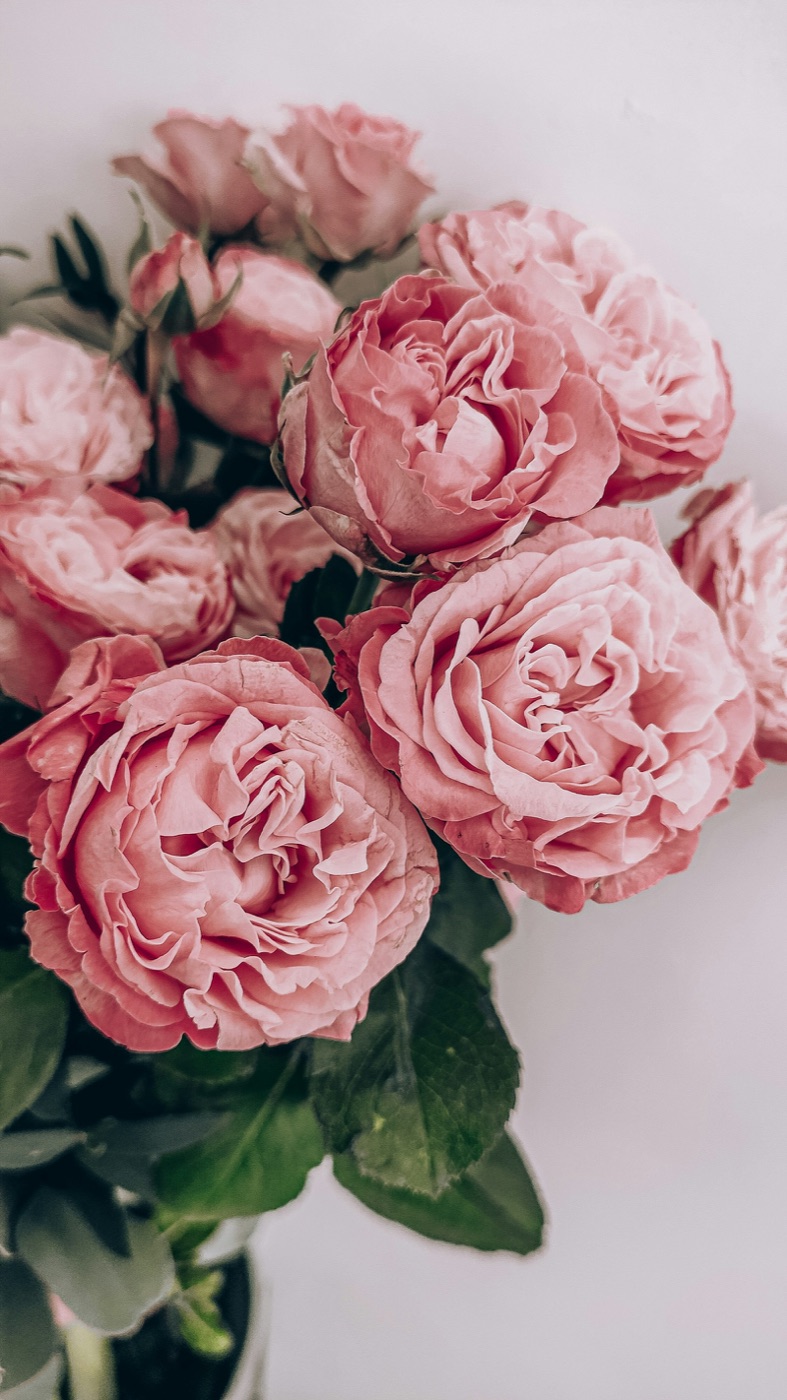 Ramo hecho a mano de rosas de tonos rosas y crema